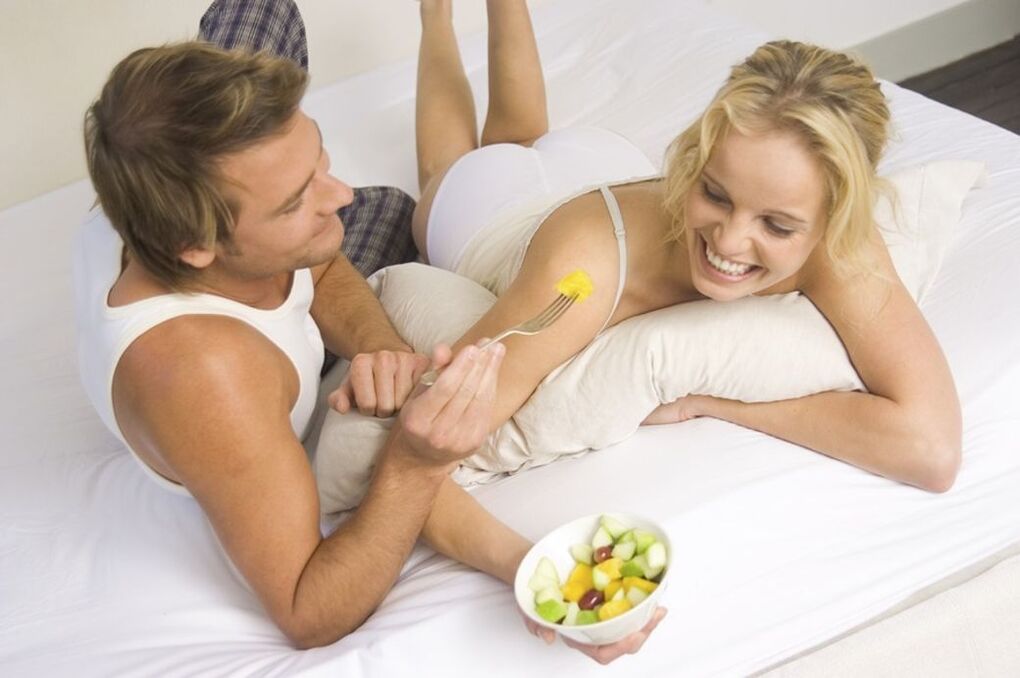 Frau und Mann essen Salat für Macht
