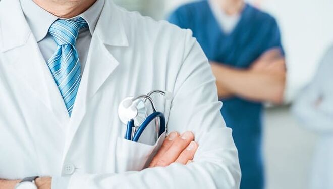Arzt, der sich mit Potenzproblemen ab dem 50. Lebensjahr befasst