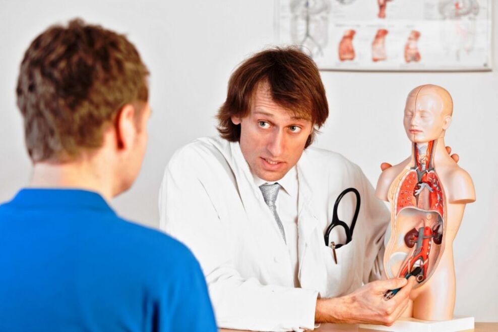 Der Arzt berät den Patienten über die Gründe, die die Potenz hemmen